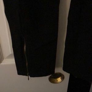 Thick black leggings with side zipper at ankle